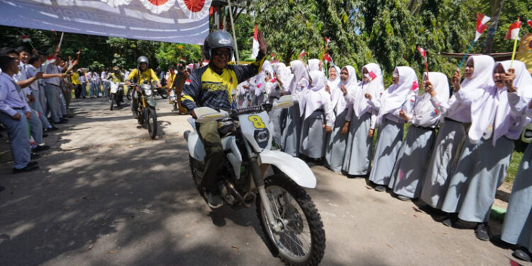 GUBERNUR Kalsel Sahbirin Noor menyapa para pelajar di Banjarbaru. Kepedulian terhadap dunia pendidikan dari gubernur yang akrab disapa Paman Birin ini berbuah dengan anugerah Kemendikbudristek.