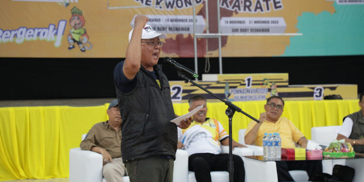 GUBERNUR Kalsel Sahbirin Noor menyemangati para atlet, saat membuka Cabang Olahraga Karate pada POMNas XVIII Tahun 2023, Minggu (19/11).