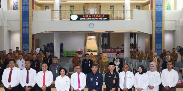 KESEPAKATAN-PJ Bupati Tapin M Syarifudin MPd dan Kepala Kejaksaan Negeri Tapin Adi Fakhrudin SH MH, saat penandatanganan kesepakatan bersama penyelesaian masalah Napza di Kabupaten Tapin. 