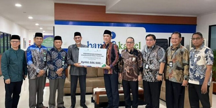 DIREKTUR Utama Bank Kalsel Fahruddin saat menyerahkan donasi Membasuh Luka Palestina ke BAZNAS Kalsel.