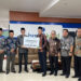 DIREKTUR Utama Bank Kalsel Fahruddin saat menyerahkan donasi Membasuh Luka Palestina ke BAZNAS Kalsel.