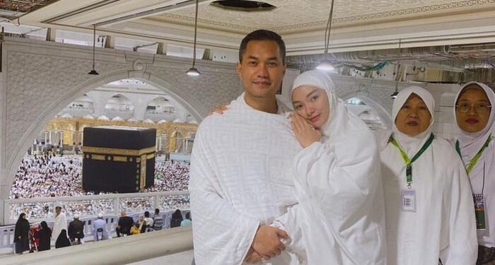 Zaskia Gotik dan suami