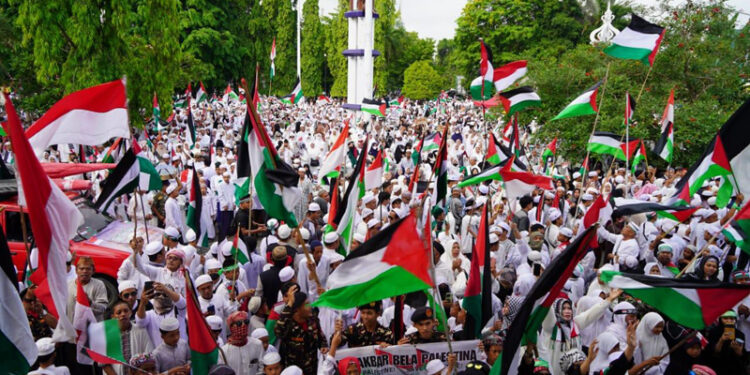 RIBUAN warga memadati Halaman CBS Martapura saat mengikuti Aksi Bela Akbar Palestina.