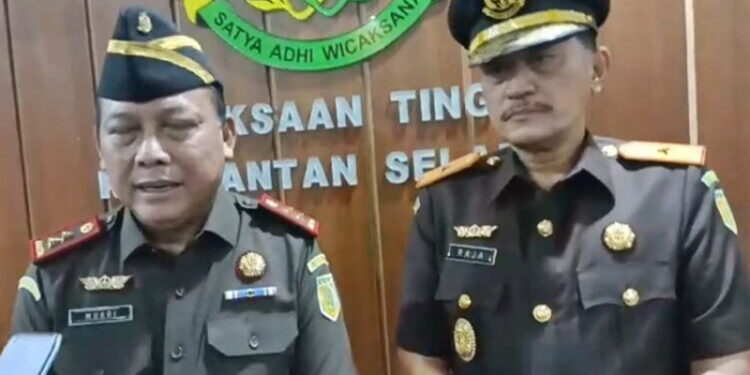 KAJATI Kalsel Mukri (kiri) bersama almarhum Wakajati Kalsel Raja Ulung Padang.