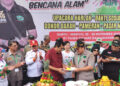ULANGTAHUN RAPI - Organisasi Radio Antar Penduduk Indonesia (RAPI) kemarin berulang tahun ke-43. Perayaan ulang tahun di Kalimnatan Selatan dipusatkan di Taher Square Banjarmasin, Minggu (26/11). Seusai memberikan sambutan, Ketua RAPI Daerah 19 Kalimantan Selatan HM Rosehan NB SH memotong tumpeng ulang tahun dan menyerahkan potongan tumpeng kepada Pemimpin Umum Harian Pagi Mata Banua H Fachruddin Nor Ifansyah. Acara peringatan dihadiri seluruh pengurus dan anggota RAPI se-Kalsel.
