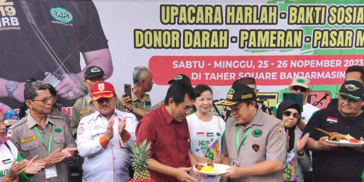 ULANGTAHUN RAPI - Organisasi Radio Antar Penduduk Indonesia (RAPI) kemarin berulang tahun ke-43. Perayaan ulang tahun di Kalimnatan Selatan dipusatkan di Taher Square Banjarmasin, Minggu (26/11). Seusai memberikan sambutan, Ketua RAPI Daerah 19 Kalimantan Selatan HM Rosehan NB SH memotong tumpeng ulang tahun dan menyerahkan potongan tumpeng kepada Pemimpin Umum Harian Pagi Mata Banua H Fachruddin Nor Ifansyah. Acara peringatan dihadiri seluruh pengurus dan anggota RAPI se-Kalsel.