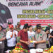ULANGTAHUN RAPI - Organisasi Radio Antar Penduduk Indonesia (RAPI) kemarin berulang tahun ke-43. Perayaan ulang tahun di Kalimnatan Selatan dipusatkan di Taher Square Banjarmasin, Minggu (26/11). Seusai memberikan sambutan, Ketua RAPI Daerah 19 Kalimantan Selatan HM Rosehan NB SH memotong tumpeng ulang tahun dan menyerahkan potongan tumpeng kepada Pemimpin Umum Harian Pagi Mata Banua H Fachruddin Nor Ifansyah. Acara peringatan dihadiri seluruh pengurus dan anggota RAPI se-Kalsel.