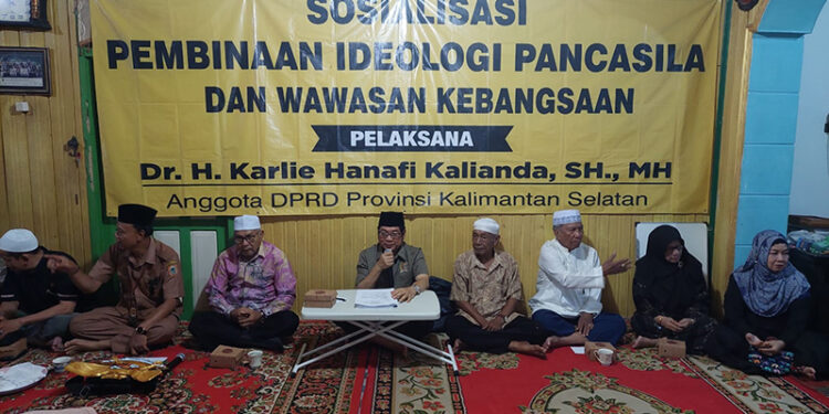 SOSIALISASI - Anggota DPRD Kalsel Dr H Karlie Hanafi Kalianda SH MH saat menyampaikan materi Sosialisasi Revitalisasi dan Aktulisasi Nilai-nilai ideologi Pancasila di Marabahan.