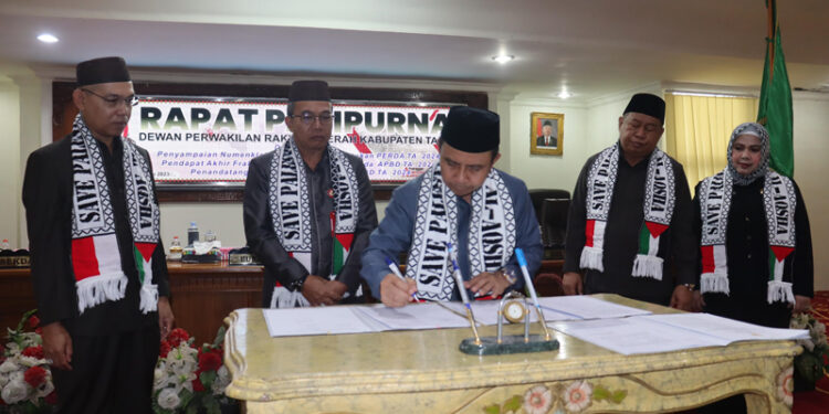 NOTA KESEPAKATAN-Ketua DPRD Tapin H Yamani SAK MM bersama PJ Bupati Tapin M Syafrudin Mpd, Wakil Ketua 1 DPRD Tapin H Midfay Syahbani, Wakil Ketua 2 DPRD Tapin Hj Herny Mustika dan Sekretaris Daerah Tapin Dr H Sufiansyah MAP saat penandatanganan nota kesepakatan APBD TA 2024 pada rapat paripurna DPRD Tapin, Senin (27/11).