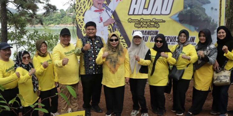 KETUA TP PKK Kalsel Hj Raudatul Jannah bersama Sekdaprov Roy Rizali Anwar, Kadishut Fathimatuzzahra dan Tokoh Pemuda Peduli Lingkungan H Sandi Fitrian Noor, foto bersama usai melakukan penanaman pohon ulin, Selasa (28/11) siang.