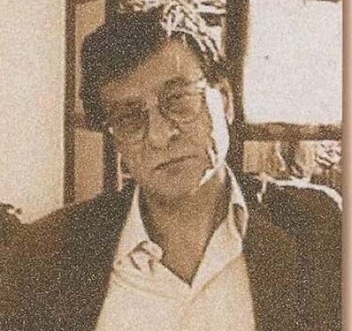 Mahmoud Darwish dalam sampul buku puisinya Exile's Poet.