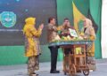 SUAPI PJ BUPATI - Gubernur Kalsel H Sahbirin Noor memberikan suapan nasi tumpeng kepada Penjabat (Pj) Bupati Tapin M Syarifuddin, pada peringan Hari Jadi ke 58 Kabupaten Tapin, Kamis (30/11).