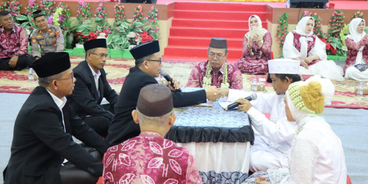 ISBAT NIKAH-PJ Bupati Tapin M Syarifudin MPd saat menjadi saksi Isbat nikah / nikah massal yang dilaksanakan pemerintah kabupaten Tapin dalam rangka memeriahkan peringatan hari jadi kabupaten Tapin ke 58.