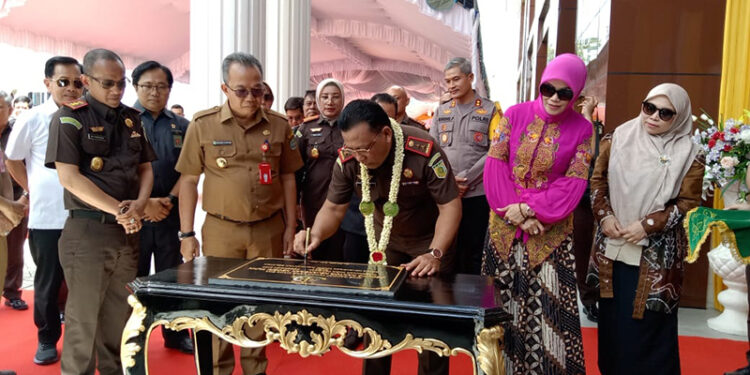 TANDATANGANI - Kajati Kalsel Dr Mukri SH MM saat penandatanganan prasasti pembangunan Kantor Kejari Tapin didampingi Pj Bupati Tapin M Syarifudin, Ketua DPRD Tapin H Yamani, dan Forkopimda Tapin, Selasa (5/12).