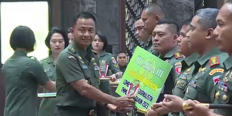 TERIMA TROPHY - Dandim 1010 Tapin Letkol Arh Pryoni Palebangan saat menerima trophy dan piagam penghargaan Lomba Karya Jurnalistik TMMD ke-118 di Aula Nasution, Markas Besar Tentara Nasional Indonesia (Mabesad), Jakarta Pusat, Rabu (6/12).