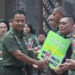 TERIMA TROPHY - Dandim 1010 Tapin Letkol Arh Pryoni Palebangan saat menerima trophy dan piagam penghargaan Lomba Karya Jurnalistik TMMD ke-118 di Aula Nasution, Markas Besar Tentara Nasional Indonesia (Mabesad), Jakarta Pusat, Rabu (6/12).