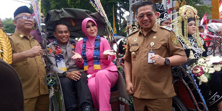 KAPOLDA Kalsel Irjen Pol Andi Rian Djajadi, Wakapolda Brigjen Pol Rosyanto Yudha Hermawan dan Walikota H Ibnu Sina saat ikut konvoi mengantarkan 155 pasangan ke hotel berbintang untuk berbulan madu.