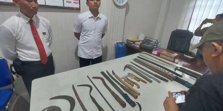 KASAT Reskrim Polres Banjarbaru Iptu Zuhri Muhammad saat memperlihatkan barang bukti para remaja diduga gangster usai diamankan petugas. (Foto: jjr)