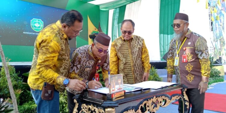 Pj Bupati Tapin M Syarifudin MPd bersama Direktur PT BRE Asep Edwin Firdaus saat penandatanganan kesepakatan penanaman rehabilitasi.