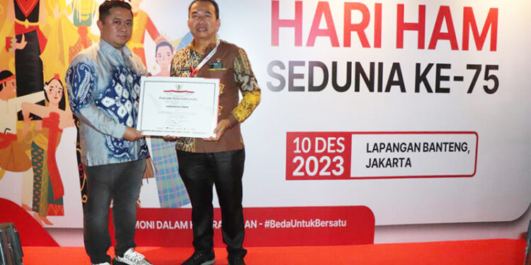 TERIMA PENGHARGAAN - Pj Bupati Tapin M Syarifudin bersama kepala bagian hukum saat menerima penghargaan sebagai kabupaten peduli HAM dari Kementerian Hukum dan HAM RI di Jakarta, Minggu (10/12).