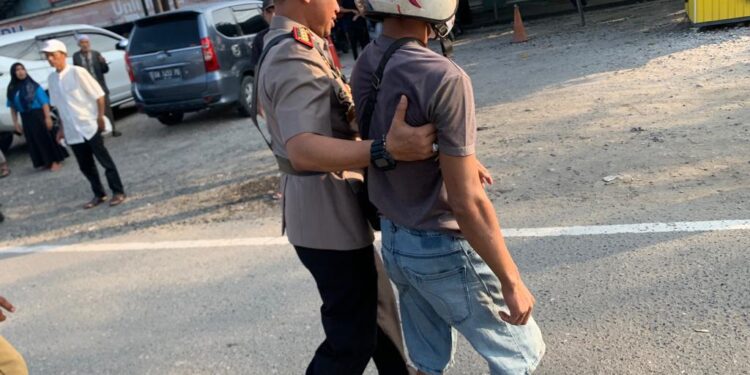 KAPOLRESTA Banjarmasin Kombes Pol Sabana Atmojo Martosumito saat memapah korban kecelakaan, Kamis (21/12) sekitar pukul 07.35 Wita.