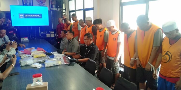 WADIR Resnarkoba Polda Kalsel AKBP Ernesto Seiser saat acara gelar kasus hasil pengungkapan giat cipta kondisi, Kamis (21/12).