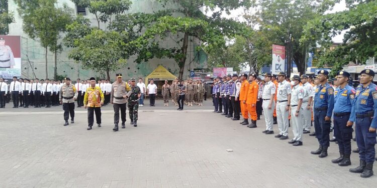 GELAR PASUKAN - Kapolda Kalsel Irjen Pol Winarto SH MH saat memimpin acara Apel Gelar Pasukan Operasi Terpusat Lilin 2023 di lapangan Kamboja Banjarmasin dalam rangka pengamanan jelang nataru, Kamis (21/12) sore.