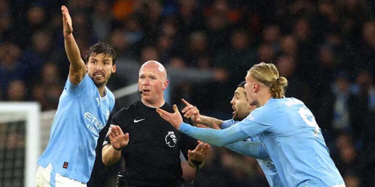 Dirut IBL Junas Miradiarsyah (kedua kanan) dan Pemimpin B.League Shinji Shimada (kedua kiri) berfoto bersama usai menandatangani nota kesepahaman kerja sama kedua pihak di Hotlet Atlet Century Senayan Jakarta, Selasa (5/12/2023).