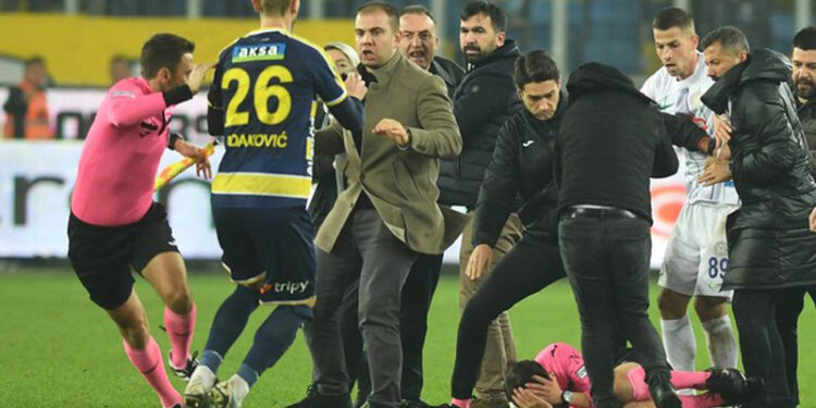 Federasi Sepak Bola Turki (TFF) menghentikan seluruh liga di negara tersebut pada Selasa (12/12) sampai waktu yang belum ditetapkan. Pemukulan wasit di liga sepak bola Turki terjadi usai laga Ankaragucu vs Rizespor.