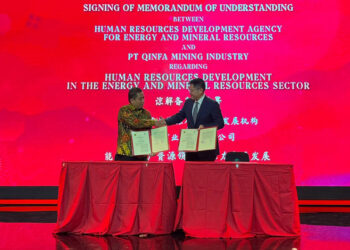 PENANDATANGANAN MOU - Penandatangan MoU antara Kementerian ESDM oleh Kepala Badan Pengembangan SDM Prahoro Yulijanto Nurtjahyo dengan PT SDE oleh Bai Tao selaku CEO PT Sumber Daya Energi, Senin (18/12).