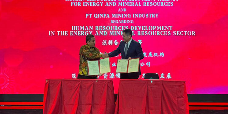 PENANDATANGANAN MOU - Penandatangan MoU antara Kementerian ESDM oleh Kepala Badan Pengembangan SDM Prahoro Yulijanto Nurtjahyo dengan PT SDE oleh Bai Tao selaku CEO PT Sumber Daya Energi, Senin (18/12).