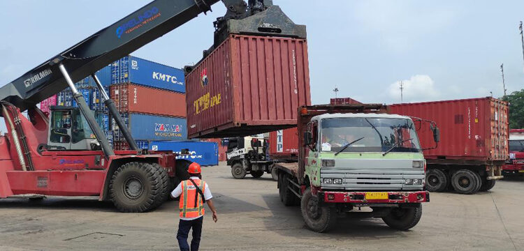 POLISI saat mengawal distribusi logistik pemilu dari Gate TPKB Jalan Barito Hilir Pelabuhan Trisakti Banjarmasin.