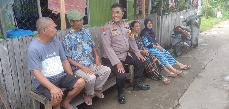 Personel Bhabinkamtibmas Kuin Selatan Polsek Banjarmasin Barat Aipda Andik saat bersama warga binaan.