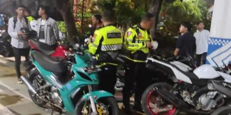 POLANTAS mengamankan puluhan motor saat razia.
