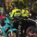POLANTAS mengamankan puluhan motor saat razia.