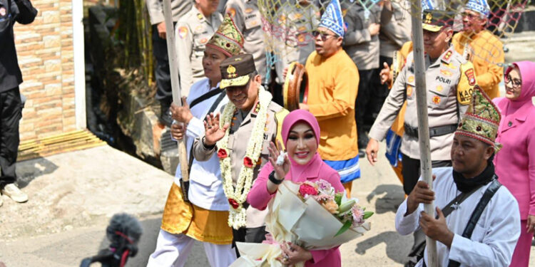 ANTARKAN - Jajaran Polda Kalsel saat mengantarkan Irjen Pol Andi Rian Djajadi beserta Ibu Dewwy Andi Rian pada tradisi pengantar tugas dalam rangka serah terima jabatan kapolda sebagai wujud penghormatan kepada pejabat lama di Mapolda Kalsel, Selasa (19/12) siang.