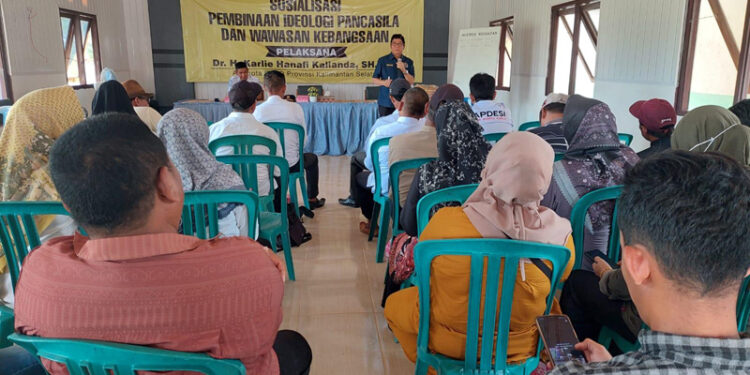 ANGGOTA DPRD Kalsel Dr H Karlie Hanafi Kalianda SH MH saat memaparkan Sosialisasi Pembinaan Ideologi dan Wawasan Kebangsaan dengan tema Pedoman Penghayatan dan Pengamalan Pancasila di Kecamatan Mekarsari, Kabupaten Barito Kuala, Selasa (26/12).