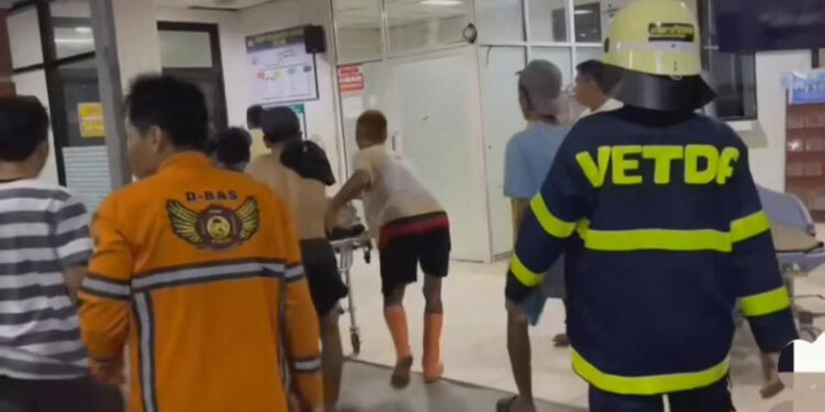 BARISAN pemadam kebakaran saat mengevakuasi korban ke IGD RSUD Ulin Banjarmasin.