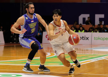 Guard Pelita Jaya Bakrie Muhammad Arighi saat melewati Reza Guntara pada laga final IBL musim lalu. (Foto: kompas)