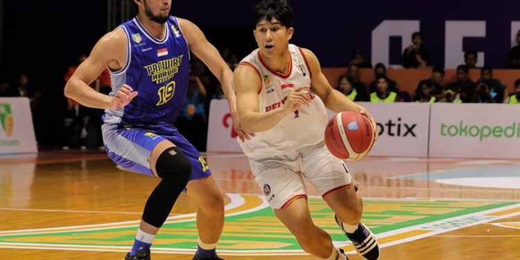 Guard Pelita Jaya Bakrie Muhammad Arighi saat melewati Reza Guntara pada laga final IBL musim lalu. (Foto: kompas)