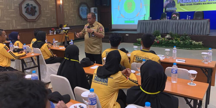 KABID Penanganan Bencana pada Dinsos Kalsel H Achmadi SSos saat menyampaikan materi pelatihan kepada peserta pemantapan Tagana Muda Kalsel, Kamis (7/12).