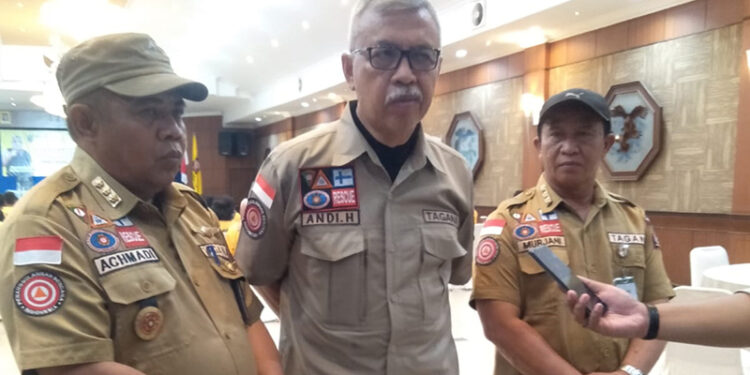 PENDIRI Tagana Indonesia Andi Hanindito (tengah) didampingi Kabid Penanganan Bencana pada Dinas Sosial Provinsi Kalsel H Achmadi SSos (kiri) dan Sekretaris Dinsos Murjani (kanan) saat menyampaikan keterangan pers.