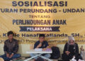 ANGGOTA DPRD Kalsel Dr H Karlie Hanafi Kalianda SH MH saat menyampaikan sosialisasi peraturan tentang Perlindungan Anak di Desa Pendalaman Baru, Kecamatan Barambai, Kabupaten Barito Kuala, Sabtu (2/12).
