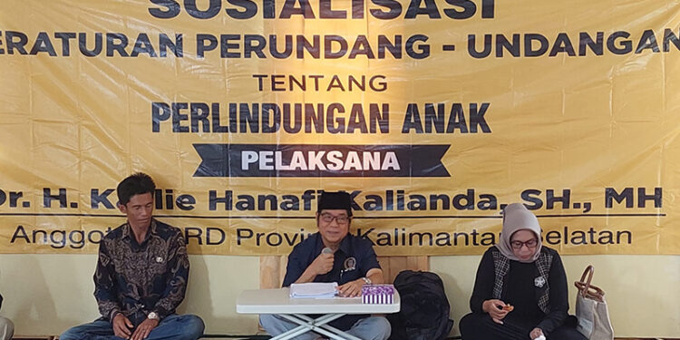 ANGGOTA DPRD Kalsel Dr H Karlie Hanafi Kalianda SH MH saat menyampaikan sosialisasi peraturan tentang Perlindungan Anak di Desa Pendalaman Baru, Kecamatan Barambai, Kabupaten Barito Kuala, Sabtu (2/12).