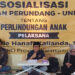 ANGGOTA DPRD Kalsel Dr H Karlie Hanafi Kalianda SH MH saat menyampaikan sosialisasi peraturan tentang Perlindungan Anak di Desa Pendalaman Baru, Kecamatan Barambai, Kabupaten Barito Kuala, Sabtu (2/12).