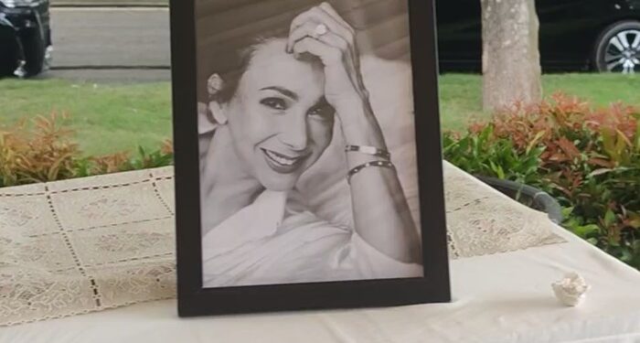 Foto Kiki Fatmala di pemakaman.