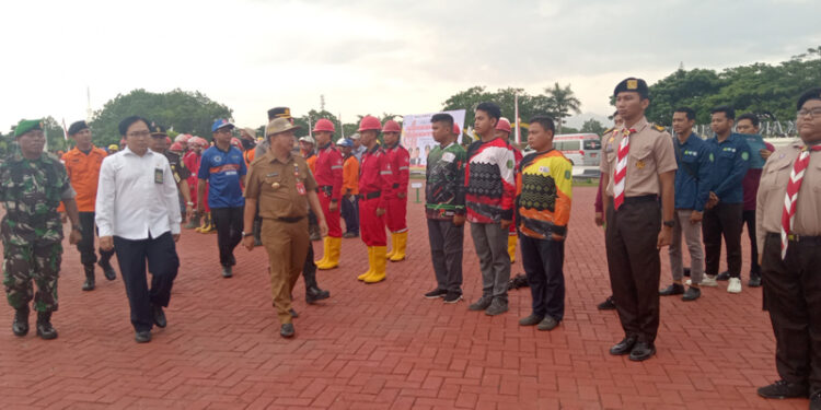 KESIAPAN PERSONIL-PJ Bupati Tapin M Syarifudin MPd saat bersama - sama mengecek kesiapan personel dan peralatan pada apel siaga bencana di kabupaten Tapin.
