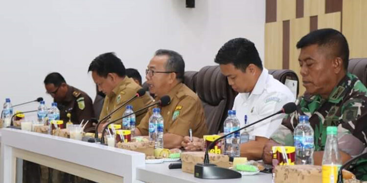 RAPAT KOORDINASI-Asisten Pemerintahan dan Kesra H Zainal Abidin SSos MM saat memimpin rapat koordinasi antasifasi bencana banjir, tanah longsor dan angin puting beliung bersama lintas sektor terkait di kabupaten Tapin.