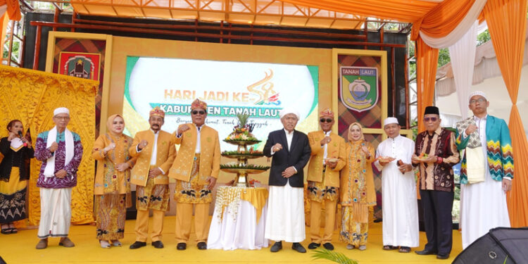 GUBERNUR Kalsel Sahbirin Noor didampingi Pj Bupati Tala Syamsir Rahman foto bersama dengan pejabat dan ulama, pada peringatan Hari Jadi ke-58 Kabupaten Tanah Laut, Selasa (5/12).