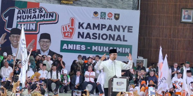CAPRES Anies Rasyid Baswedan saat menyampaikan orasi kampanye nasionalnya di hadapan ribuan pendukungnya di gedung Sultan Suriansyah di Banjarmasin, Selasa (5/12). 